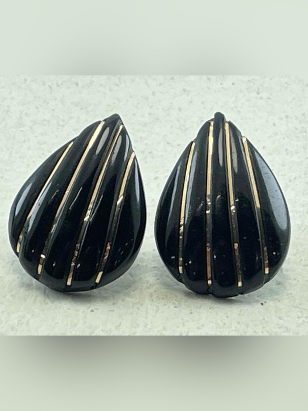 Vintage YT 585 14K Yellow Gold Carved Tear Shaped Onyx Earrings